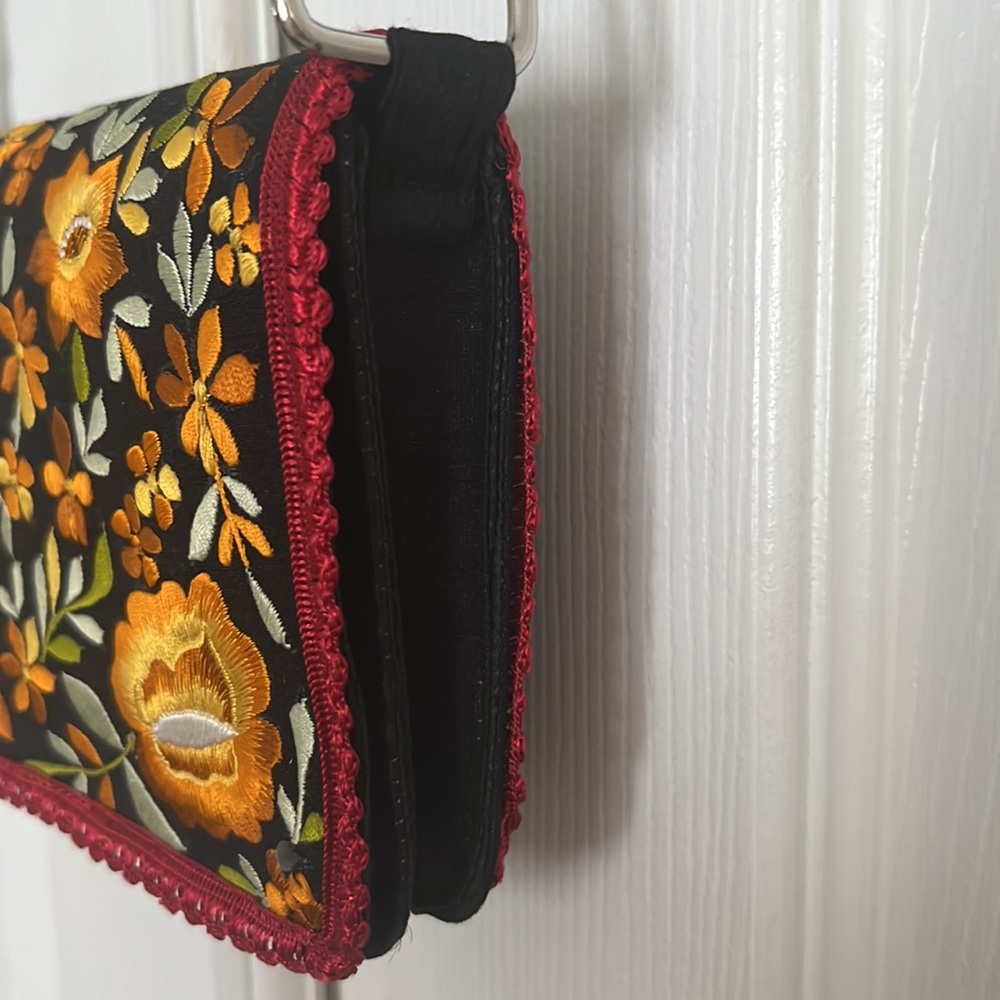 Embroidered Purse - Picture 3 of 9